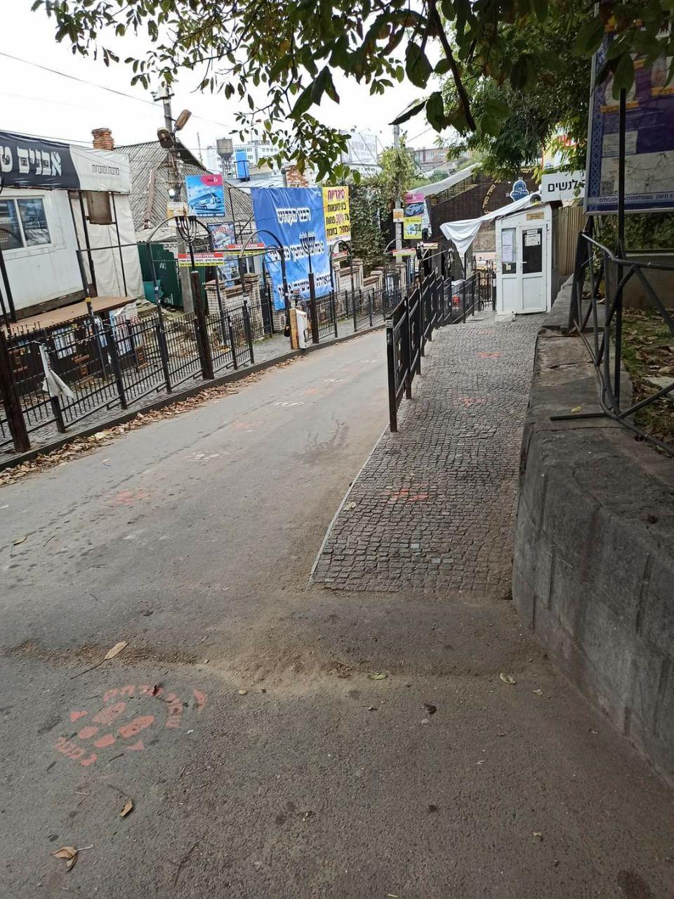 Une ruelle calme autour du Tsioun à Ouman