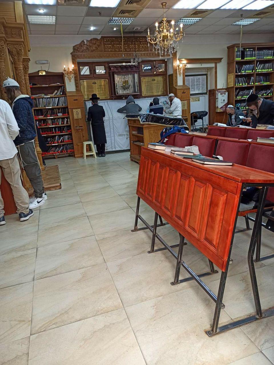 Intérieur d'une synagogue à Ouman — hommes en étude et en prière