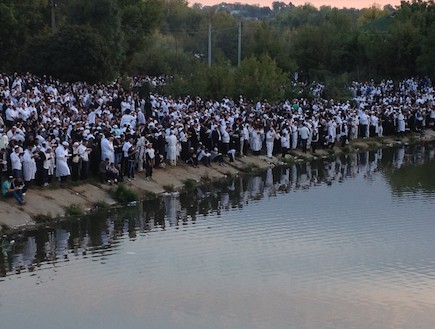 Des milliers de pèlerins en blanc au bord du fleuve pour le Tachli'h